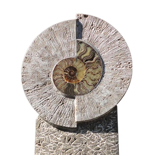 Grabstein fr Doppelgrab aus Kalkstein mit Ammonit - Venturi