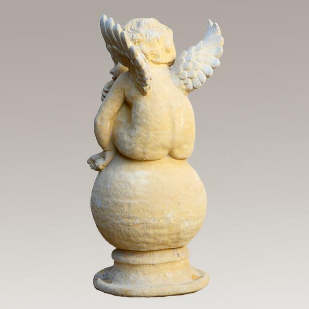 Steinguss Engel auf Kugel Statue winterfest  - Amor