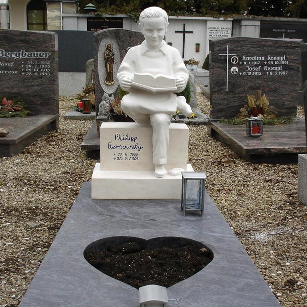 Kindergrab Grabskulptur Junge mit Buch - Novella