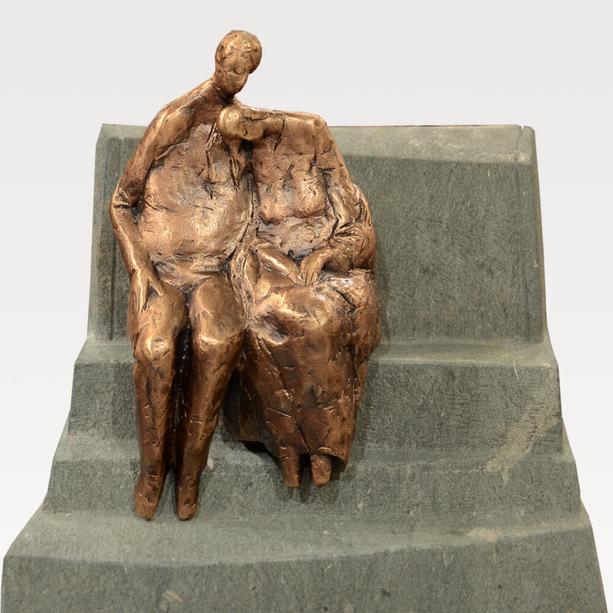 Grabstele Kindergrab aus grnlichem Kalkstein mit Bronzefigur - Vega