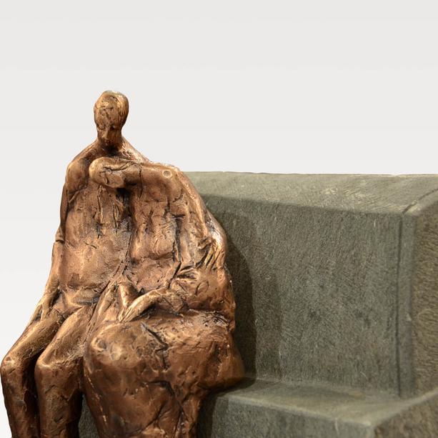 Grabstele Kindergrab aus grnlichem Kalkstein mit Bronzefigur - Vega