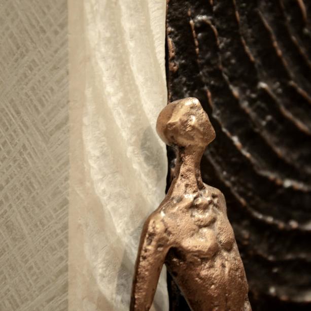 Heller Urnengrabstein aus Kalkstein mit Bronze Figur - Takita