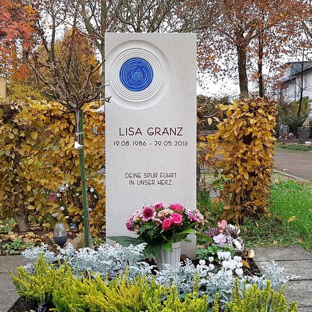 Urnengrabstein aus hellem Kalkstein mit Glas Element - Sukarno