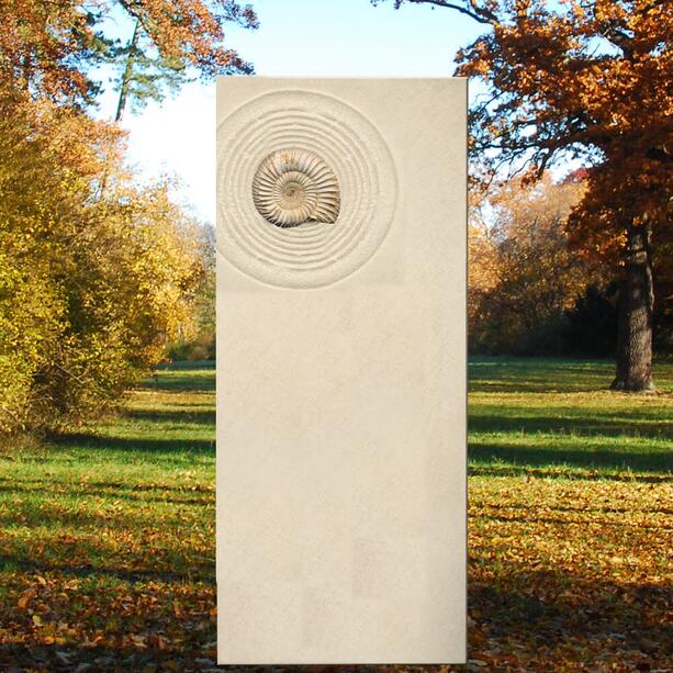 Einzigartiger Urnengrab Grabstein aus Kalkstein mit Ammonit - Cephalos