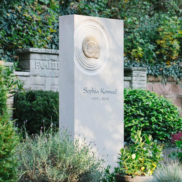 Helles Grabdenkmal aus Kalkstein mit echtem Ammoniten - Cephalos