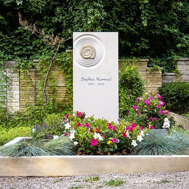 Helles Grabdenkmal aus Kalkstein mit echtem Ammoniten - Cephalos