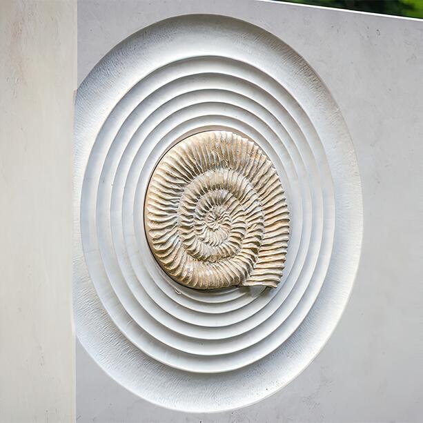 Heller Familiengrabstein aus Kalkstein mit Ammonit - Cephalos