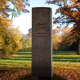Schwarzer Granit Doppelgrabstein in Stelenform,...