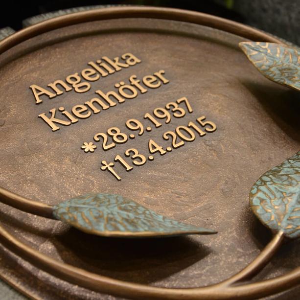 Heller Kalkstein Grabstein mit Bronze Ornament / Floral - Urnengrab - Lapis Folium