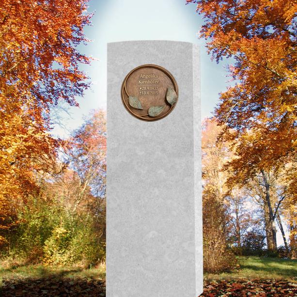 Urnengrab Grabmal aus hellem Kalkstein mit Bronze Ornament - Lapis Vivus