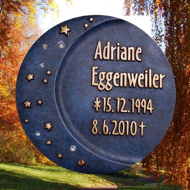 Kindergrabmal in Kalkstein wei - Bronze Ornament: Mond & Sterne - Sidera Celestis