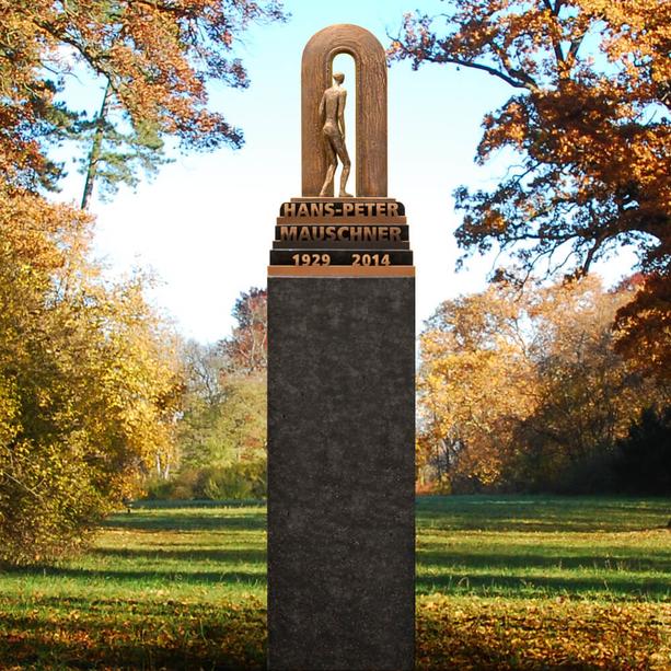 Einzelgrabstein in Stelenform - dunkler Granit mit Skulptur / Treppe & Tr - Porta Missio