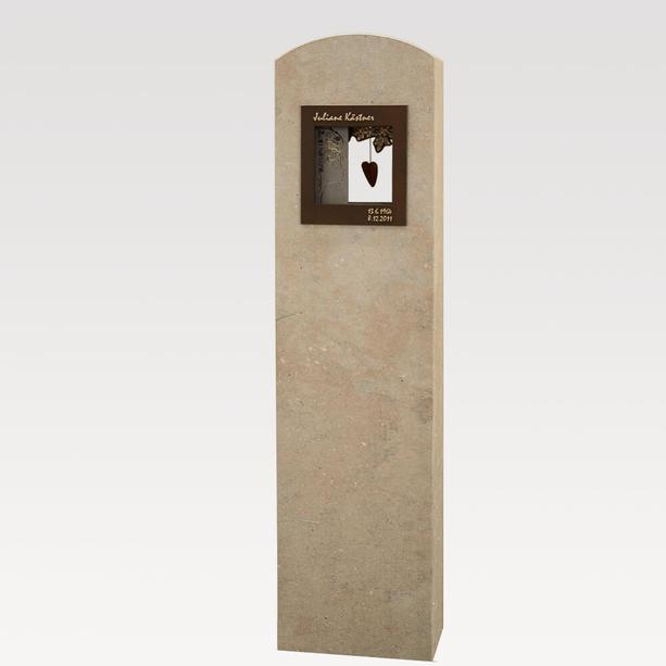 Urnengrab Grabstein in Kalkstein & Bronze mit Deko-Fenster / Stelenform - Amoris