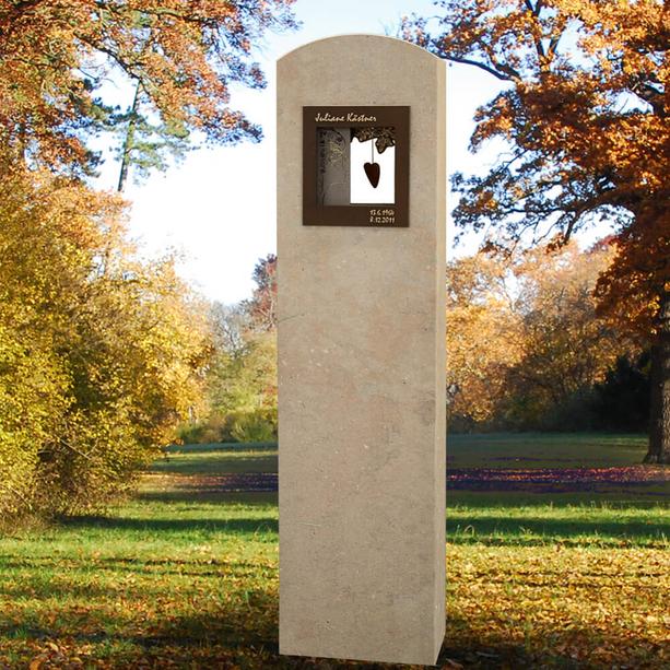 Einzelgrab Grabstein in Kalkstein & Bronze mit Deko-Fenster / Stelenform - Amoris