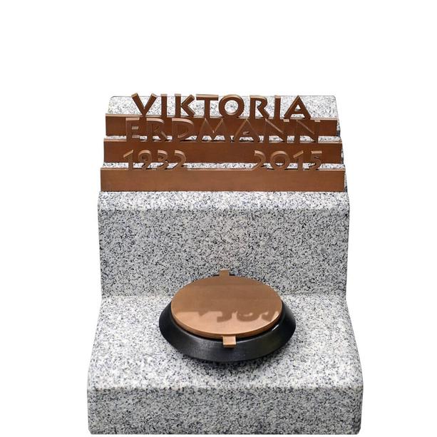 Kleiner Urnengrabstein / Granit mit Weihwasserkessel & Bronze Inschrift - Memento Gloria