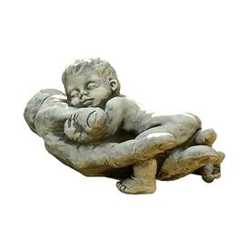 Kleiner Junge liegt in Hand - Steinfigur fr Grab - Finnus